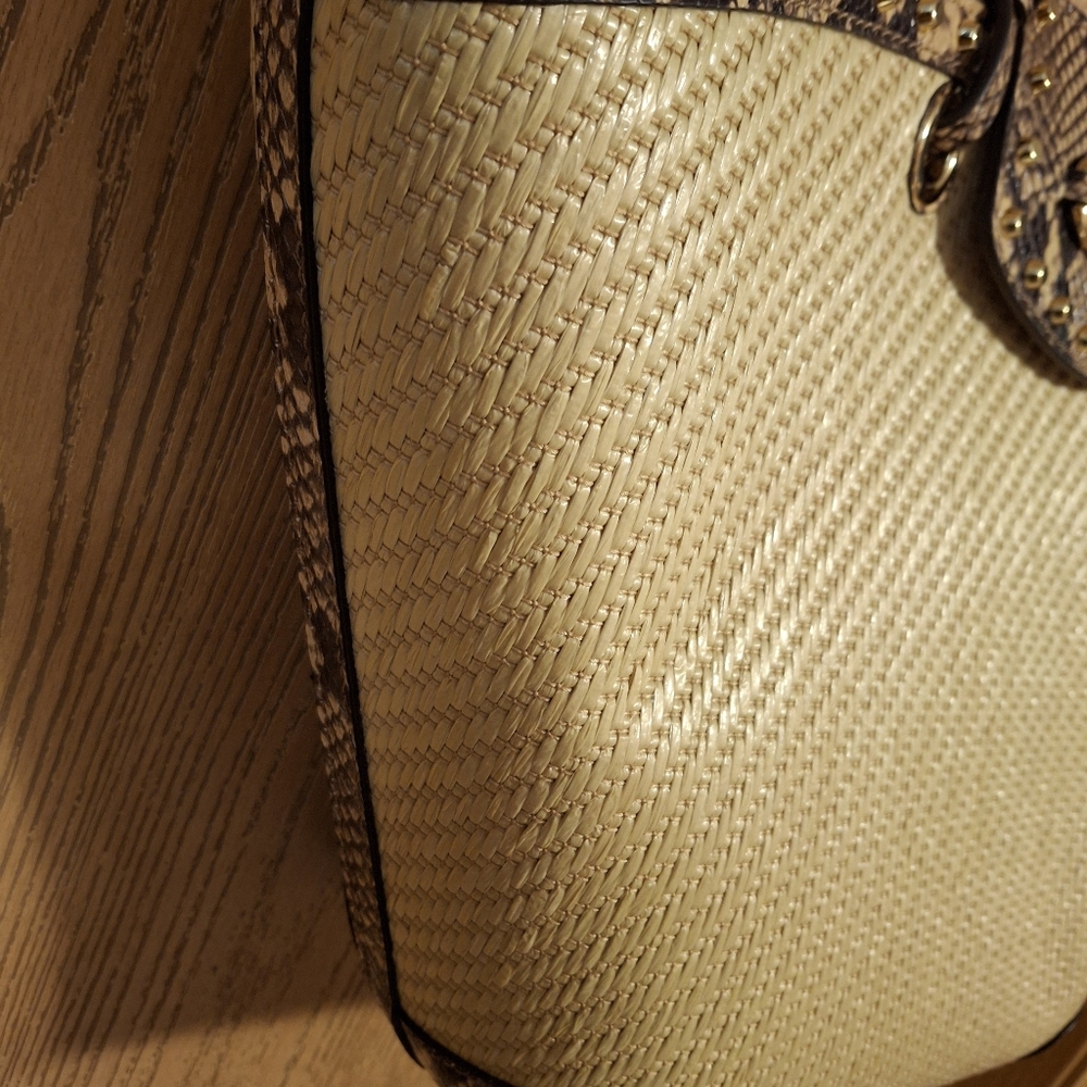 Michael Kors Izzy Meduim Fan Straw Tote - Picture 5 of 16